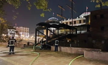 Пожар во галијата на Вардар во Скопје, интервенира едно противпожарно возило