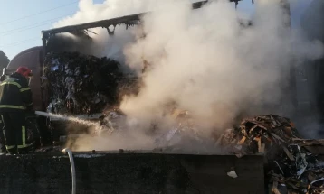 Tre autobusë dhe një furgon përfshihen nga flakët në një lagje të Koçanit