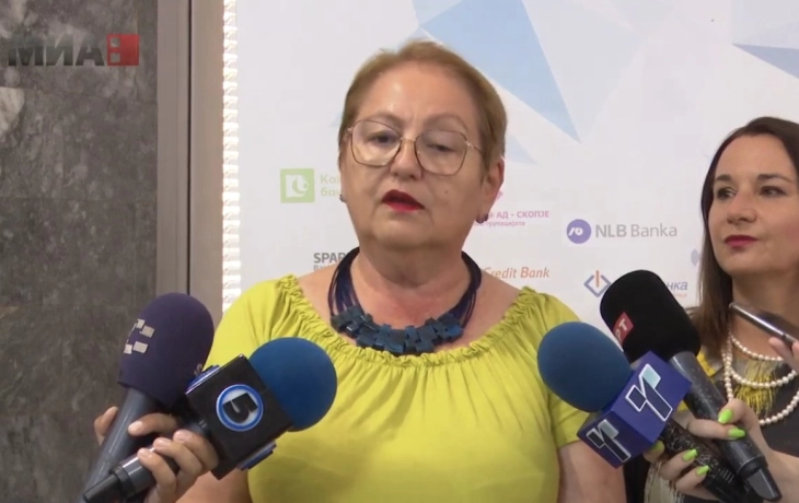 Јаневска на доделување награди на учениците кои освоија второ место на Европскиот квиз на пари (во живо)