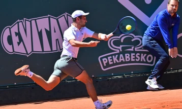 Марковски загуби меч во три сета