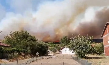 Zjarri në rajonin e Vallandovës nuk është vendosur nën kontroll, po përhapet në dy krahë