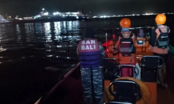 Fundoset një anije udhëtarësh në Bali, katër të vdekur, 38 të zhdukur