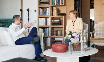 Меркел на појадок со Мицотакис