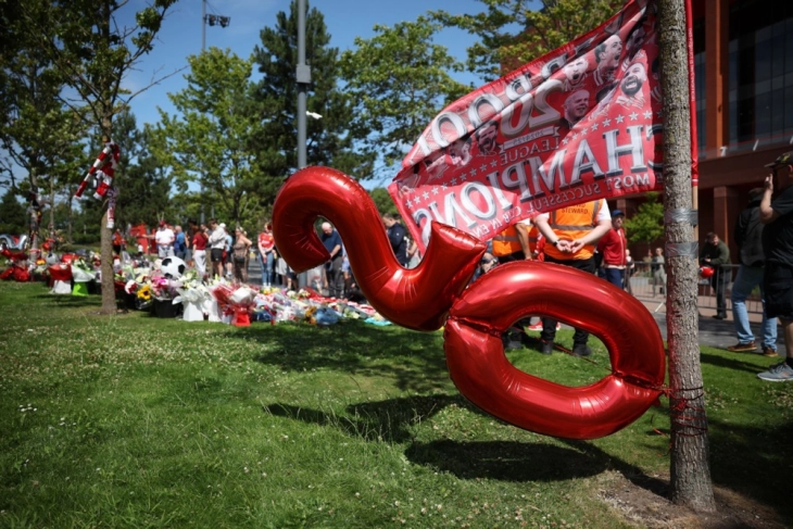 Навивачите на Ливерпул положуваат цвеќе пред Енфилд