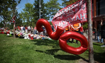 Навивачите на Ливерпул положуваат цвеќе пред Енфилд