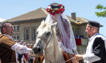 Претставување на невестата и зетот на годинашната Галичка свадба