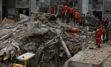 Најмалку петмина загинати при уривање на станбена зграда во Пакистан