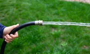 Rritje enorme e konsumit të ujit, po ujiten kopshte dhe fusha si dhe bëhet larja e makinave dhe mbushja e pishinave në mënyrë të pakontrolluar