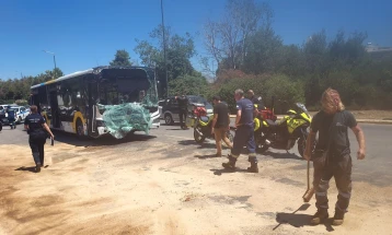 Повредени 47 лица во судир на два градски автобуси во јужно предградие на Атина (ДПЛ)