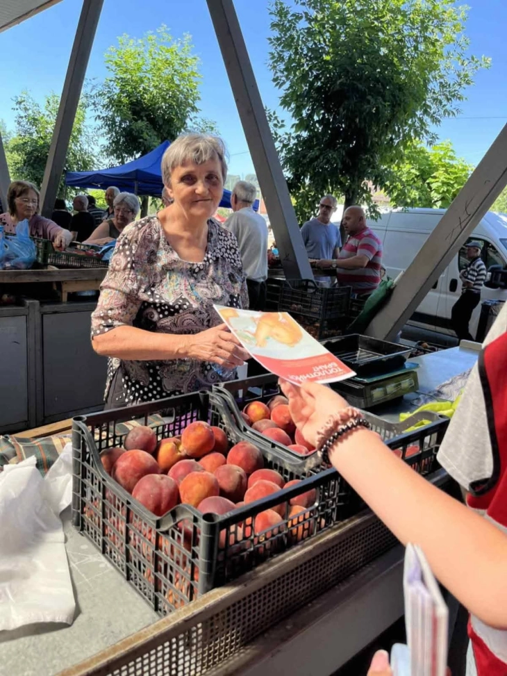 Волонтери на Црвен крст во Македонска Каменица делеа вода и флаери за заштита од топлотен бран