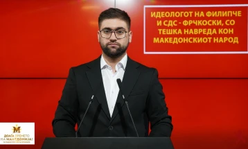 За Фрчкоски, Македонците со „три пива пред гранап“, Манасиевски бара извинување од „идеологот на СДСМ“