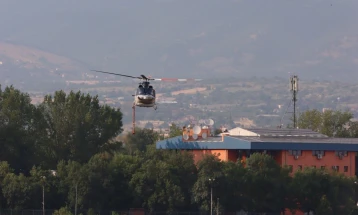 Хеликоптер на МВР го гасне пожарот над патот кон ГП „Блаце“, сообраќајот се одвива наизменично