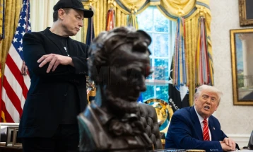 Продолжува судирот меѓу најмоќниот и најбогатиот човек во светот