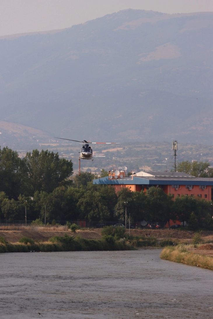 Хеликоптерот на МВР исфрли 10 тони вода на пожарот кај Блаце