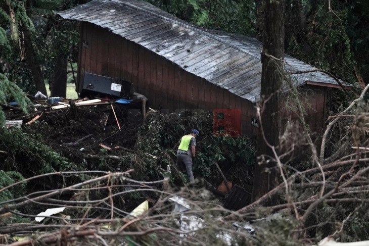 Смртниот биланс од поплавите во Тексас се искачи на 82 лица, меѓу кои и 28 деца