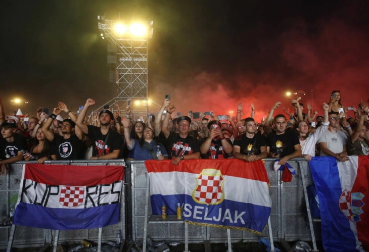 „Франкфуртер Алгемајне Цајтунг“: Концертот на Томпсон во Загреб – рехабилитација на усташкиот режим пред половина милион луѓе