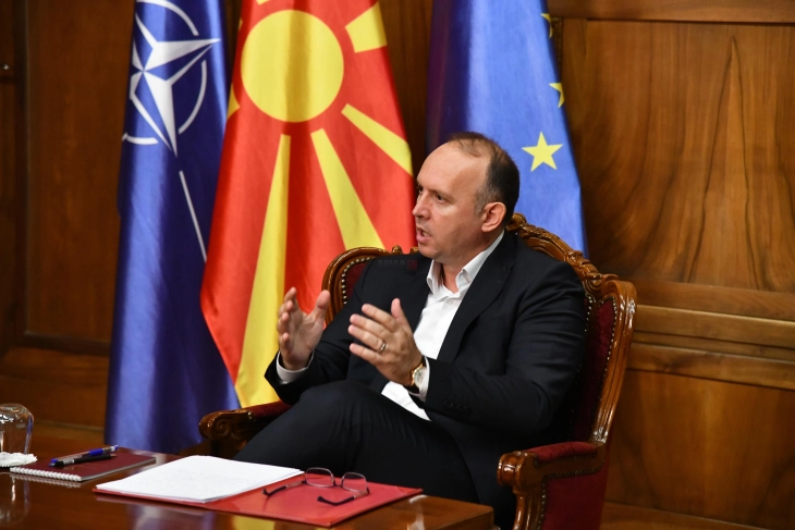 Gashi: Nuk është mirë si Kuvend të kryejmë interpelancë ndaj kryetarit të Gjykatës Kushtetuese, do të kërkoj definimin e fjalës 