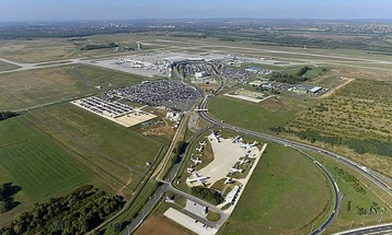 Бура го затвори аеродромот во Будимпешта, како и осум од 11 железнички линии во Унгарија