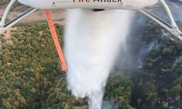 Два полициски хеликоптери го гасат пожарот кај Чучер-Сандево, досега исфрлени преку 70 тони вода