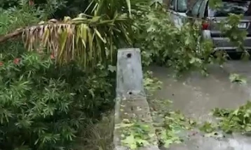 Големо невреме во Сплит: Траект удри во два брода, еден потона, улиците под вода