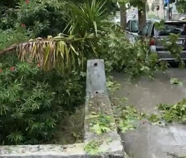 Stuhi e madhe në Split: Një trajekt goditi dy anije, njëra u fundos, rrugët nën ujë