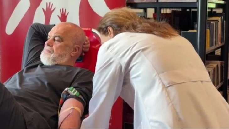 Рама и владиниот кабинет даруваа крв како конкретен израз на човечка солидарност