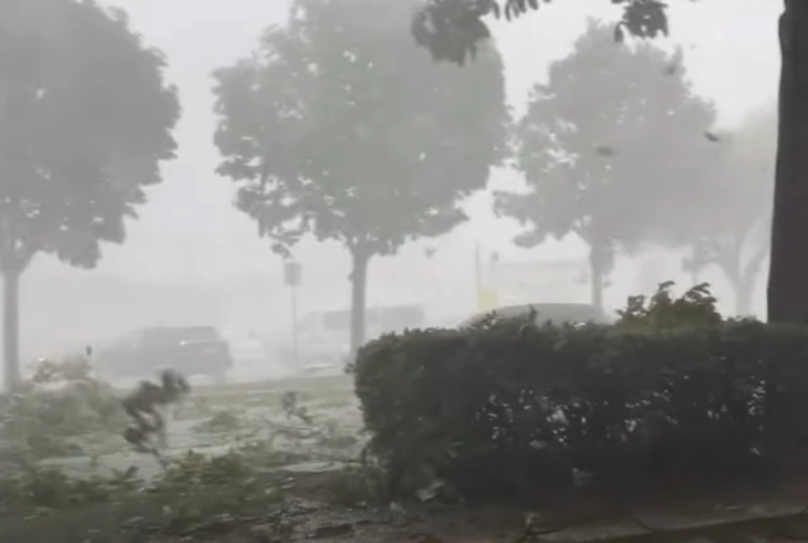 Две лица тешко повредени во невремето во Сплит