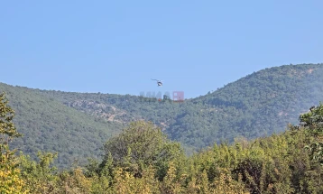 Një helikopter është përfshirë në shuarjen e zjarrit në Dojran, ndërsa një er traktor ajror do të përfshihet në zjarrin mbi fabrikën Samokovë