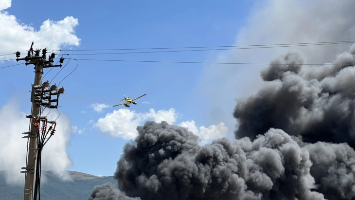 „Ер трактор“ вклучен во гаснењето на пожарот кај Визбегово