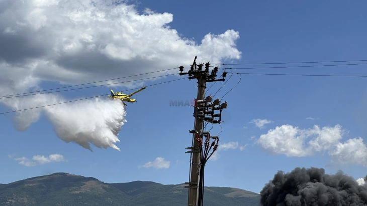 „Ер трактор“ на  ДЗС и хеликоптер на МВР вклучени во гаснењето на пожарот кај Визбегово,  можна евакуација на населението