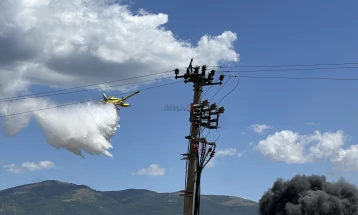 „Ер трактор“ на  ДЗС и хеликоптер на МВР вклучени во гаснењето на пожарот кај Визбегово,  можна евакуација на населението