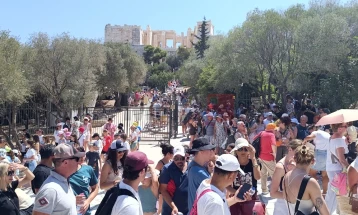 На туристите во Атина не им пречат високите температури - Акропол и денеска затворен од 13 до 17 часот (Фото)