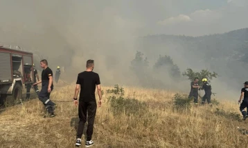 Поради повторно разгорување на пожарот во прекин сообраќајот Скопје-ГП Блаце, затворен и граничниот премин