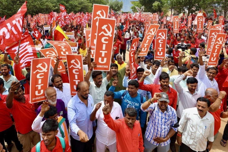 Стотици илјади работници во цела Индија денеска почнаа штрајк, спротивставувајќи се на економските реформи на премиерот Моди