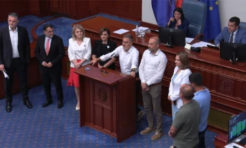 Fronti evropian dhe ASH kërkuan pauzë të mbledhjes për pyetjet e opozitës, protestojnë përse është hequr pika për interpelancën e Kostadinovskit