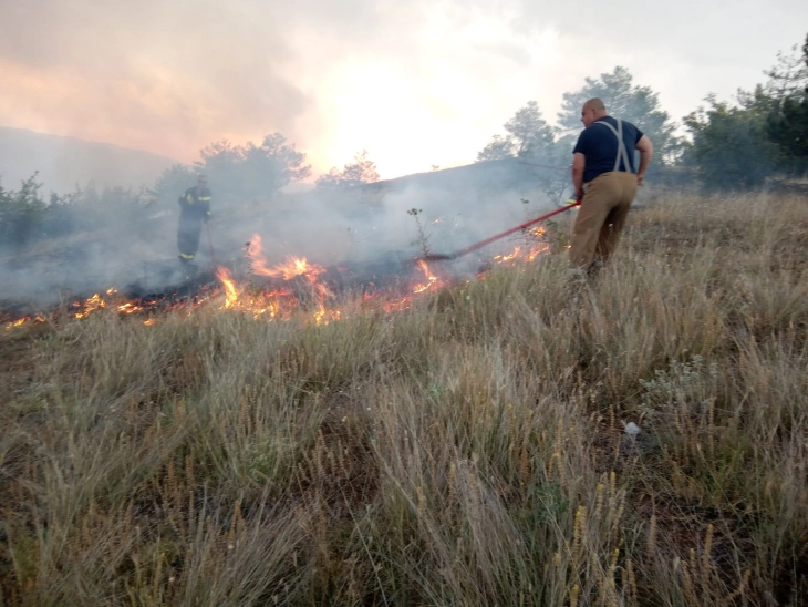 Три пожари активни во Светиниколско