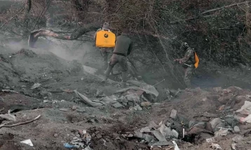 Тим од четата за атомско биолошка и хемиска одбрана на Армијата собира податоци за воздухот во Визбегово