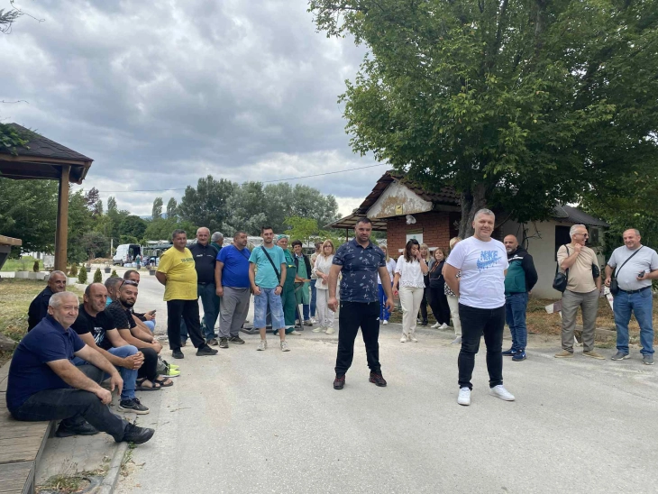 Вработените од „Флораком“ на едночасовен протест, најавуваат порадикални мерки ако не им бидат исплатени платите