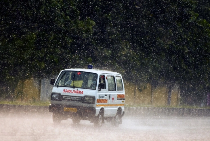 Најмалку девет лица загинаа при уривање на мост во Индија