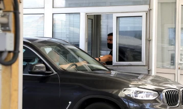 Околу половина час се чека за влез во земјава на Табановце