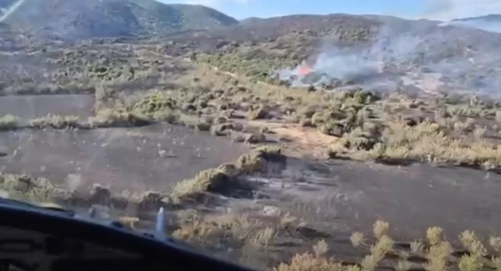 Хеликоптерот на МВР фрли над 40 тони вода врз пожарот во Дојран (видео)