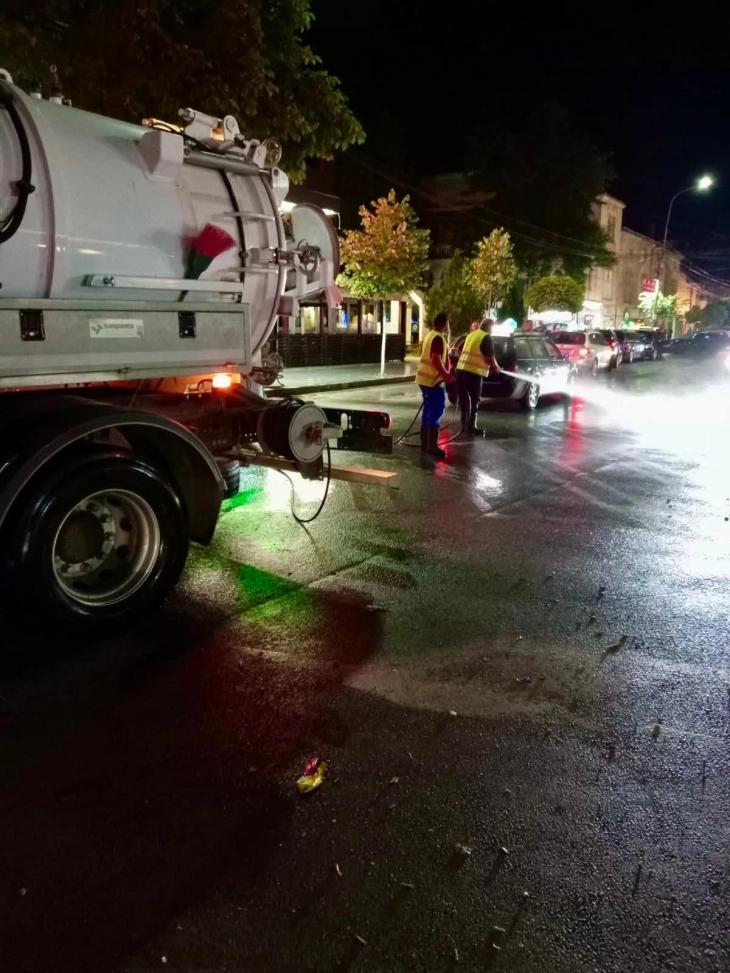 Дебарските комуналци максимално ангажирани во одржување на јавната чистота, за првпат годинава ги мијат и улиците во населбите  