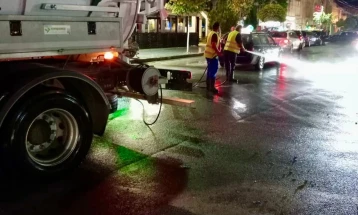 Дебарските комуналци максимално ангажирани во одржување на јавната чистота, за првпат годинава ги мијат и улиците во населбите  