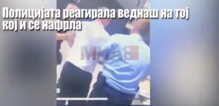 Publikohen pamjet e kamerave të mbikëqyrjes, Arsovska sulmoi e para dhe policia reagoi menjëherë