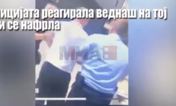 Publikohen pamjet e kamerave të mbikëqyrjes, Arsovska sulmoi e para dhe policia reagoi menjëherë