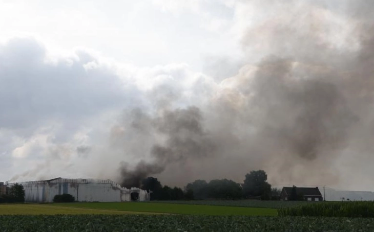 Пожар во фабрика во Белгија, наредена евакуација на 3.000 лица 