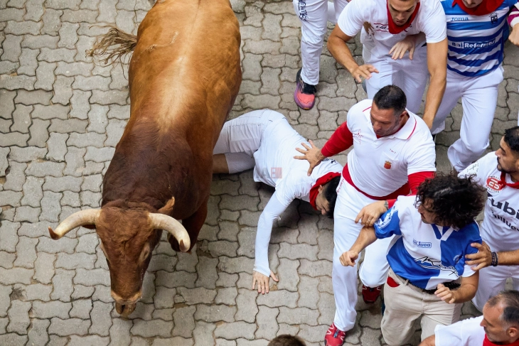 Петмина повредени на шестата трка со бикови во Памплона