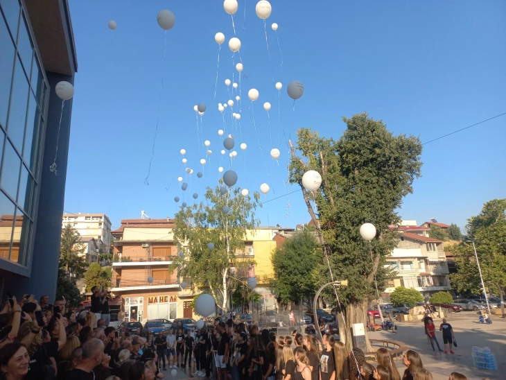 Шеесет и два балона со имињата на загинатите во пожарот во Кочани пуштени во воздух, одржана и комеморација