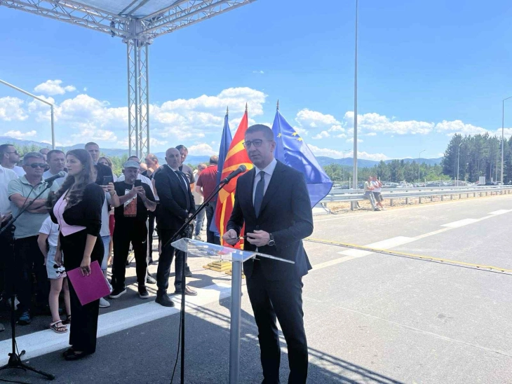 Mickoski: Janë lëshuar në përdorim 20 kilometrat e parë të autostradës Kërçovë - Ohër, e zhbllokuam njërin prej projekteve më të ndërlikuara infrasttrukturore