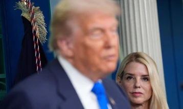 Опаѓа рејтингот на Трамп поради списокот на Епштајн и поддршката за министерката Пам Бонди